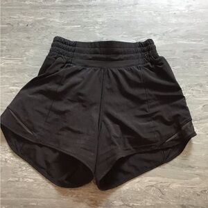 black lululemon high rise 2.5 inch hotty hot shorts